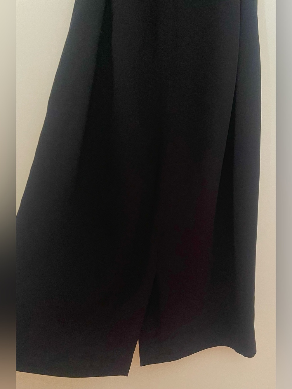 ANNE KLEIN
Ivory
Black
V-Neck
Sleeveless
Midi Dress with
Satin Waist Tie
12 - Picture 7 of 8
